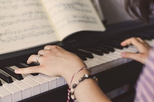 Går det att lära sig spela musikinstrument som vuxen? 